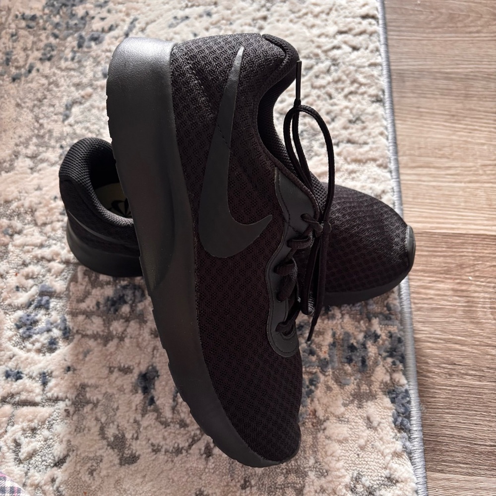 Nike Women's Black Athletic Shoes